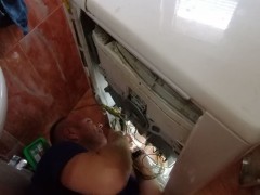 Mašina samo ponekad pusti vodu ispod